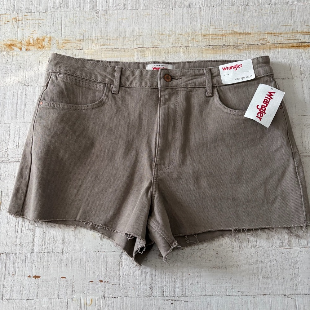 Wrangler Mid Rise Vintage Shorts NWT size 12/31 Taupe Stone Denim‎ Frayed Hem